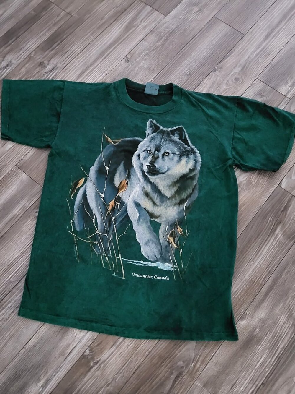 Vintage 90s Harlequin Nature Graphics Wolf T-Shirt Green L Vancouver Canada - Picture 6 of 7